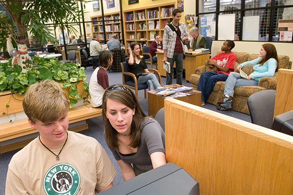 Pensacola-State-College-students-600.jpg